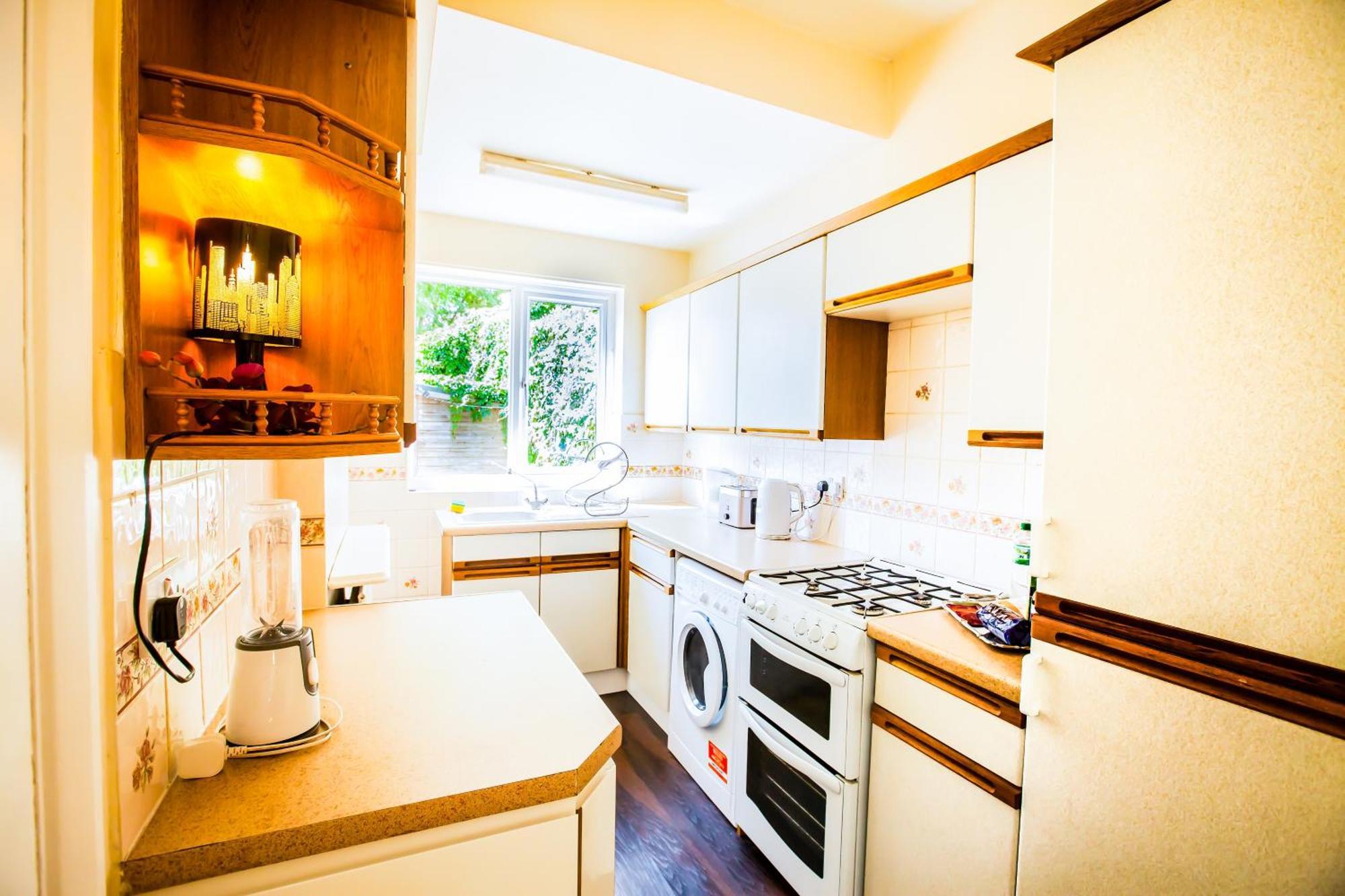 Kingston Garden House With Free Parking Appartamento
